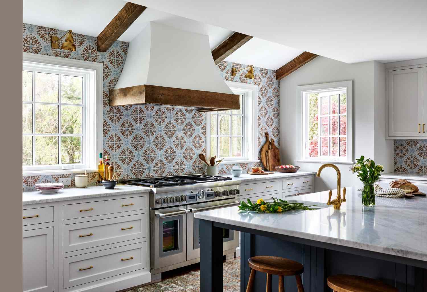 Kitchen Backsplash Trends 2025 – Moroccan Tiles, Fluted Glass Under ₹2k/sq-ft